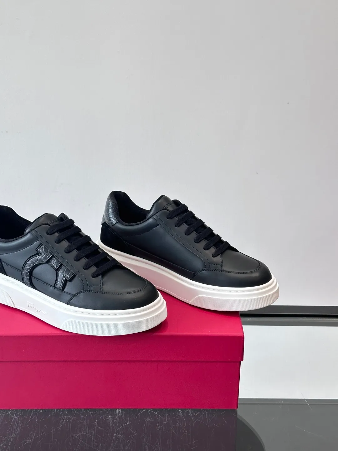 P420 Ferragamo Gancini sneakers Men's Ferragamo Gancini series low-top sneakers, leather + suede stitching, with the iconic Gancini buckle on the side, simple and classy. The thick-soled design is comfortable to wear and can quietly increase your height. It is very versatile for daily casual wear! ◎size: 38-46 (45.46 is custom-made and cannot be returned or exchanged) No. 004